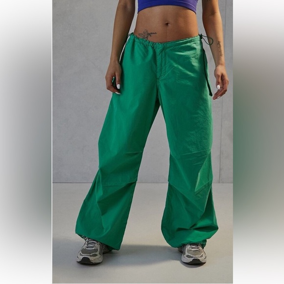 UO iets frans... Y2K Pantaloni Green Baggy Tech Cargo Pants Slouchy L -unisex - Picture 2 of 7